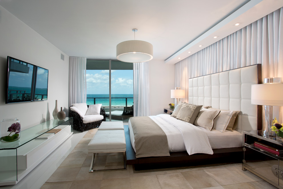 マイアミにあるコンテンポラリースタイルのおしゃれな寝室 (白い壁)