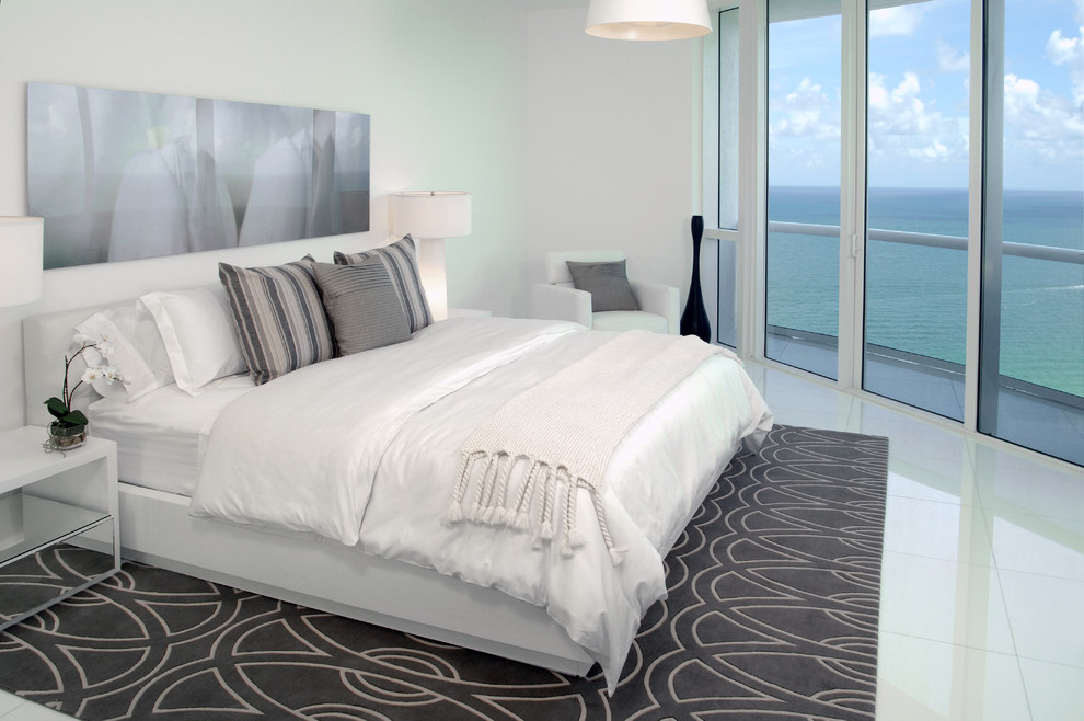 Foto di una camera da letto design con pareti bianche e pavimento con piastrelle in ceramica