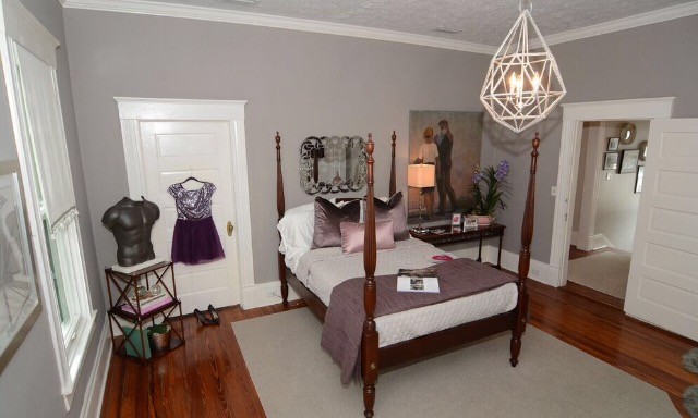 Пример оригинального дизайна: гостевая спальня среднего размера, (комната для гостей) в классическом стиле с серыми стенами, паркетным полом среднего тона и горизонтальным камином
