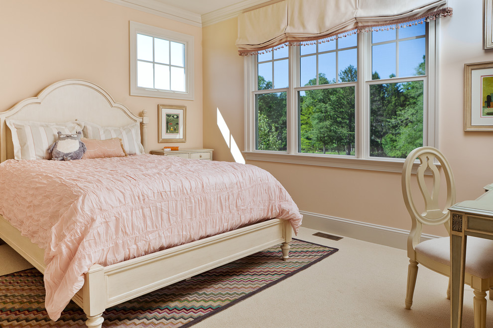 Idées déco pour une chambre avec moquette classique avec un mur rose.