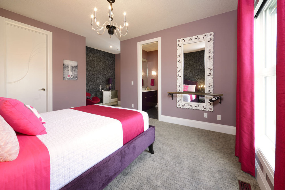 Cette image montre une grande chambre avec moquette grise et rose design avec un mur violet et aucune cheminée.