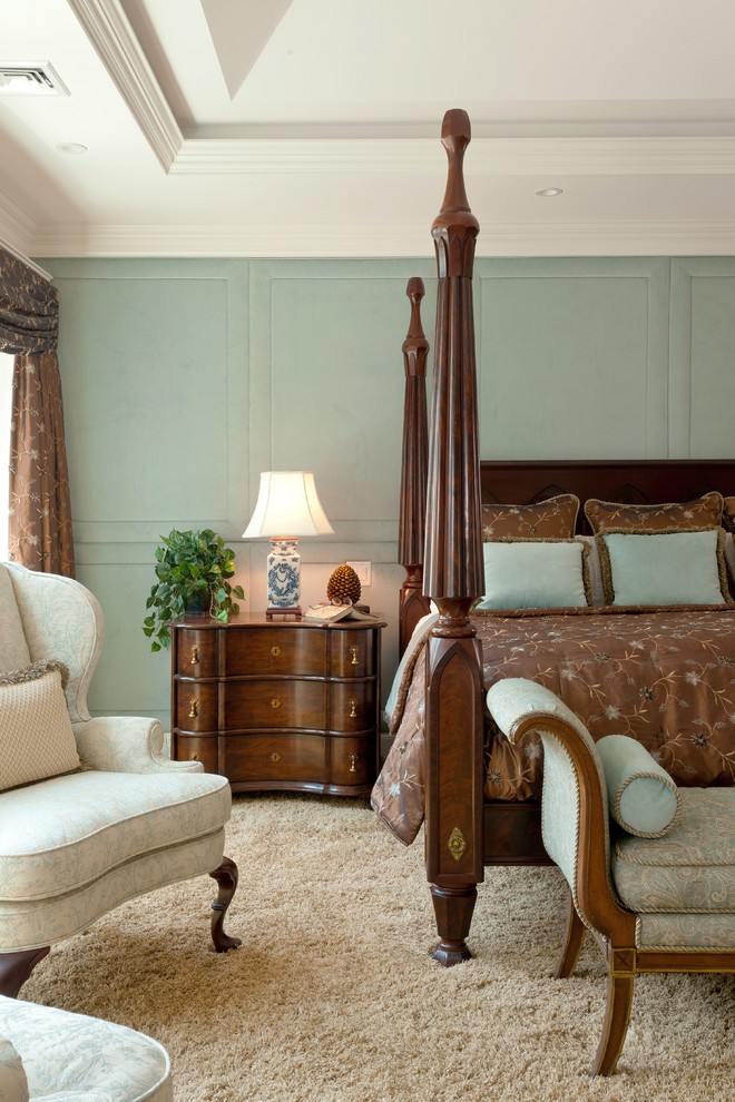 Réalisation d'une grande chambre tradition avec un mur bleu, un sol beige, une cheminée standard et un manteau de cheminée en pierre.