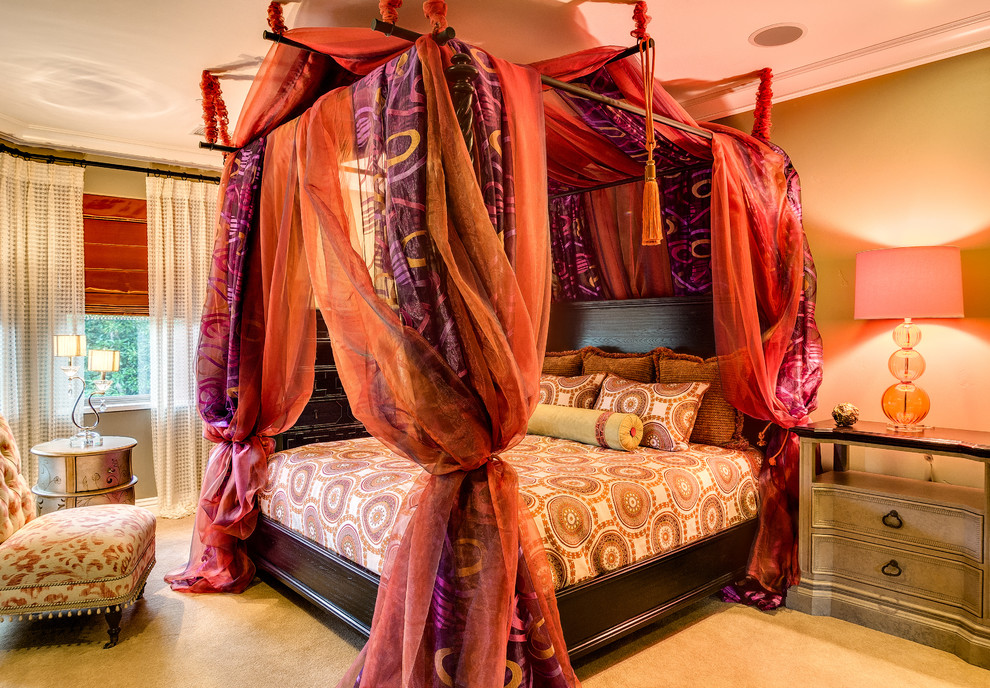 Immagine di una camera da letto mediterranea con pareti beige e moquette