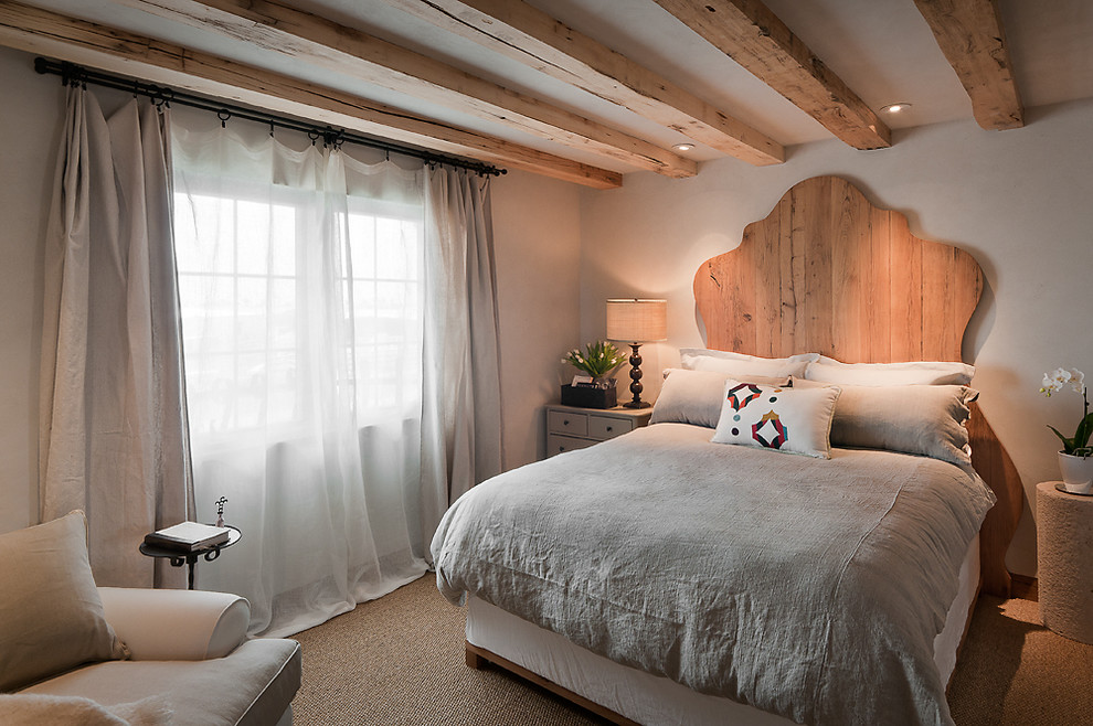 Imagen de habitación de invitados tradicional pequeña sin chimenea con paredes blancas y moqueta