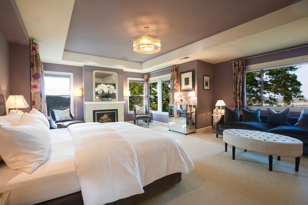 Modelo de dormitorio principal contemporáneo grande con paredes púrpuras, moqueta y suelo beige