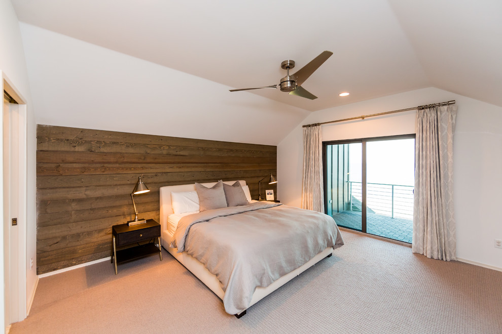 Imagen de dormitorio principal marinero de tamaño medio con paredes blancas y moqueta
