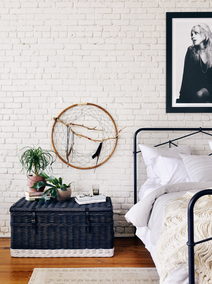 Skandinavisches Schlafzimmer im Loft-Style mit weißer Wandfarbe und hellem Holzboden in Charlotte