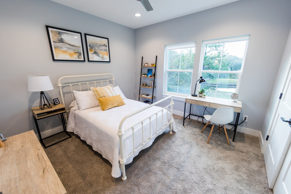На фото: гостевая спальня среднего размера, (комната для гостей) в стиле рустика с серыми стенами, ковровым покрытием и бежевым полом с