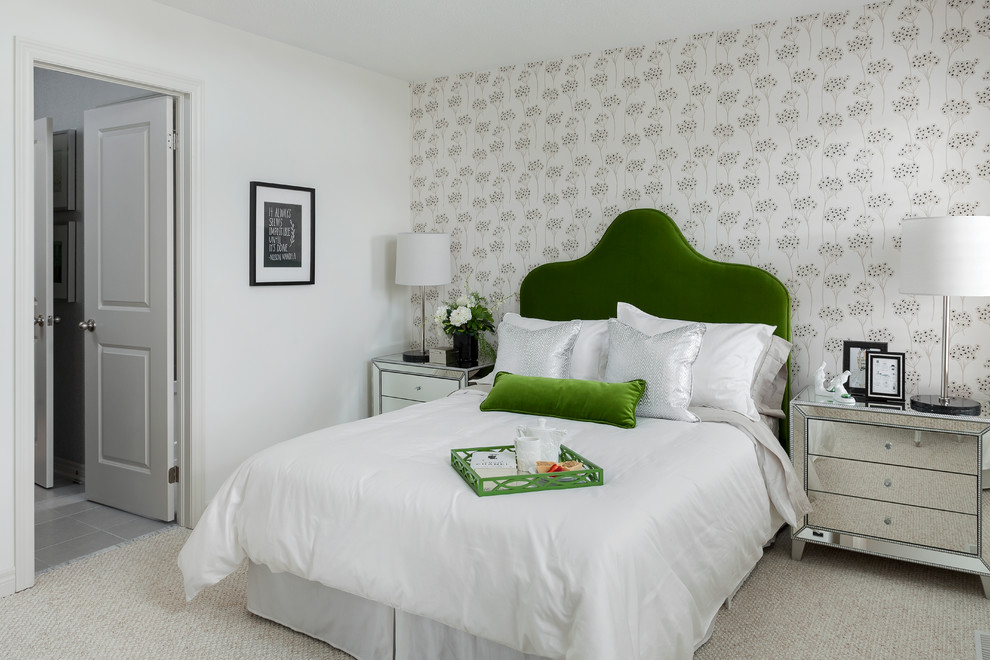 Foto de habitación de invitados tradicional renovada de tamaño medio sin chimenea con paredes blancas, moqueta y suelo beige