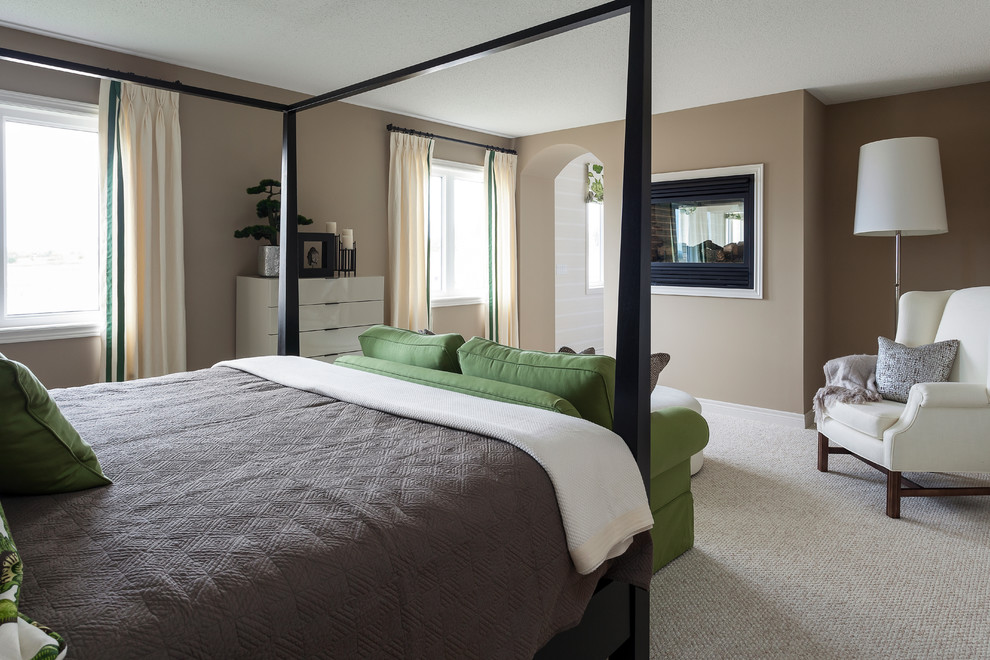 Foto de dormitorio principal tradicional grande sin chimenea con paredes beige, moqueta y suelo gris