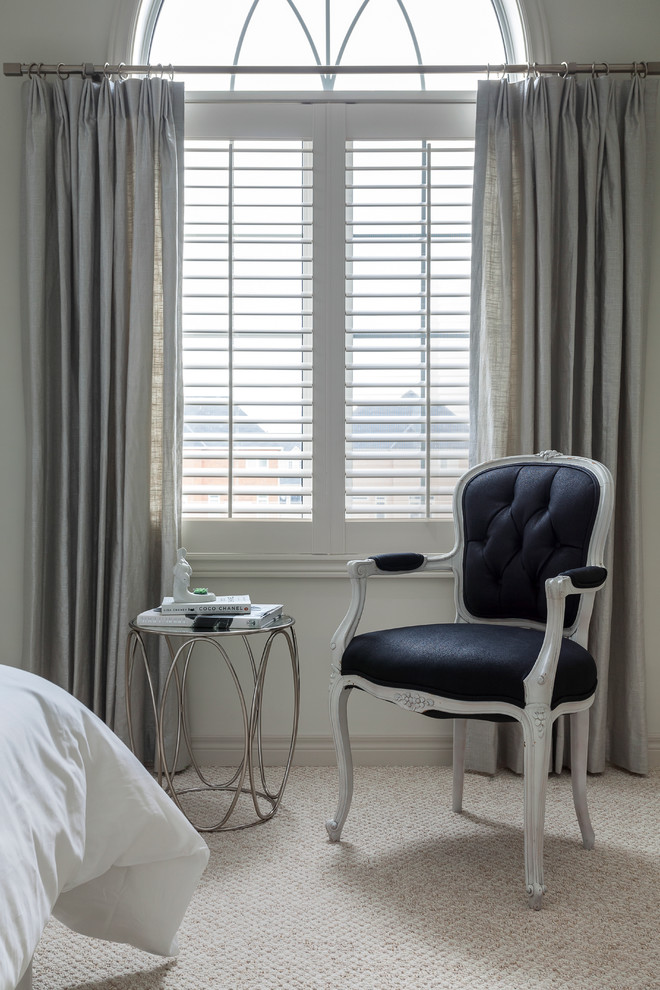 Diseño de habitación de invitados clásica renovada de tamaño medio sin chimenea con paredes blancas, moqueta y suelo beige
