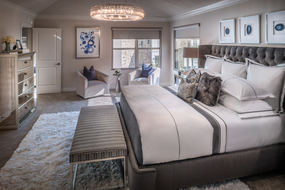 Ejemplo de dormitorio principal minimalista grande con paredes beige y moqueta