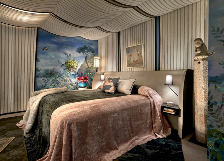 Идея дизайна: хозяйская спальня среднего размера в стиле фьюжн с синими стенами, ковровым покрытием и коричневым полом