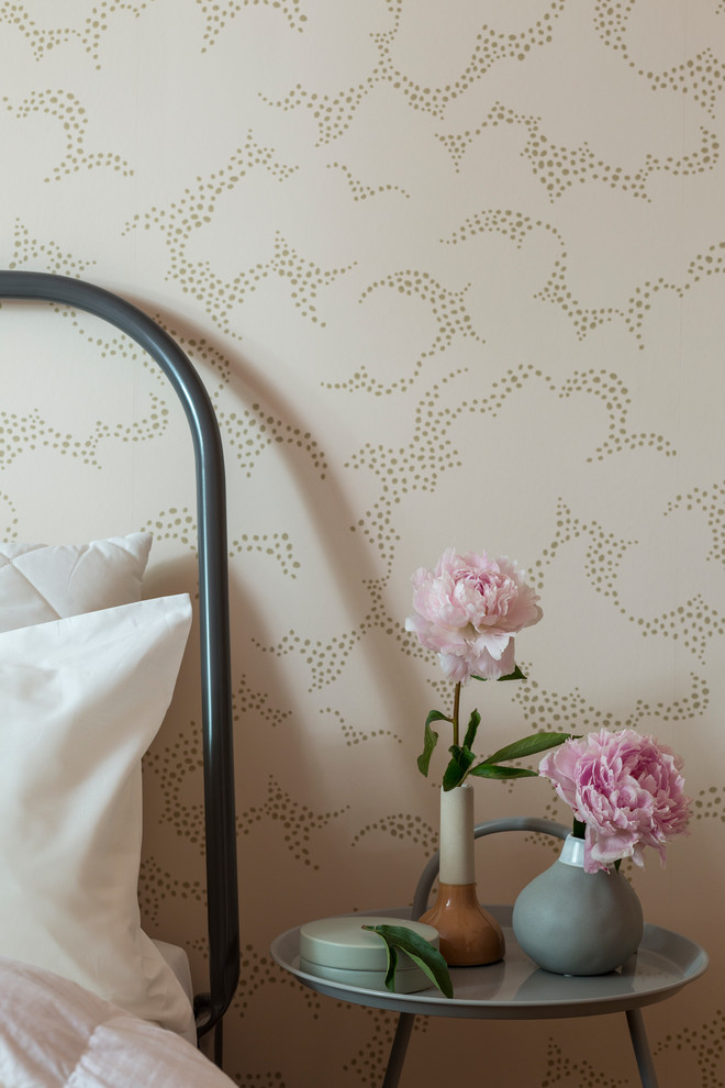 Источник вдохновения для домашнего уюта: хозяйская спальня среднего размера в скандинавском стиле с розовыми стенами, светлым паркетным полом и бежевым полом без камина