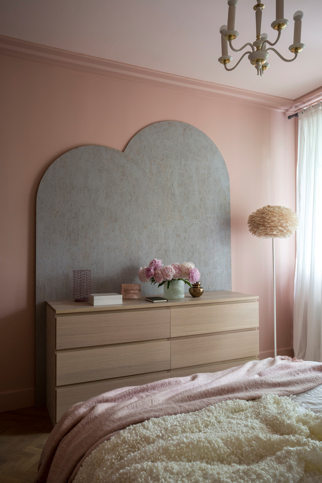 Idées déco pour une chambre parentale grise et rose scandinave de taille moyenne avec un mur rose, parquet clair, aucune cheminée et un sol beige.