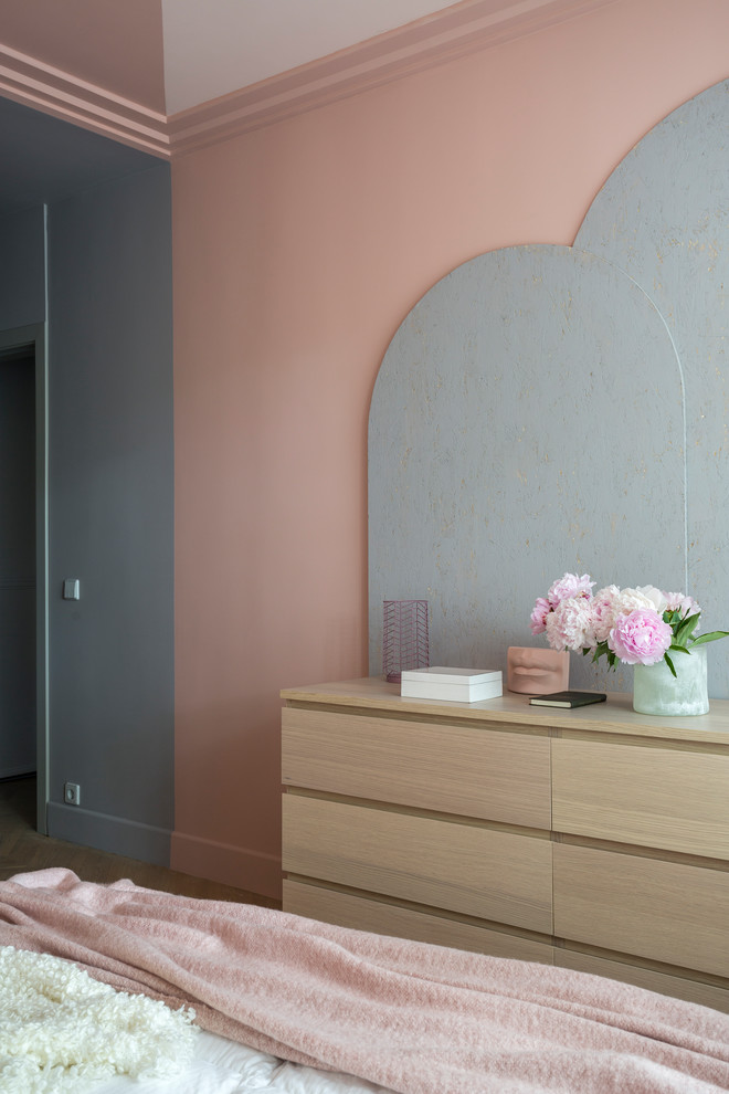 Идея дизайна: хозяйская спальня среднего размера в скандинавском стиле с розовыми стенами, светлым паркетным полом и бежевым полом без камина