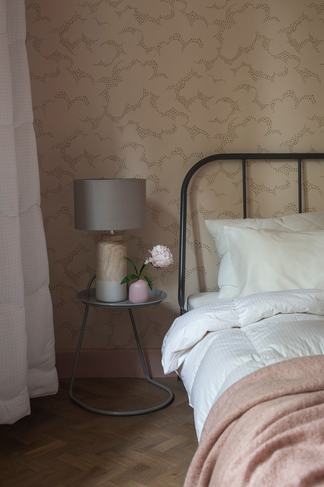 Foto de dormitorio principal escandinavo de tamaño medio sin chimenea con paredes rosas, suelo de madera clara y suelo beige