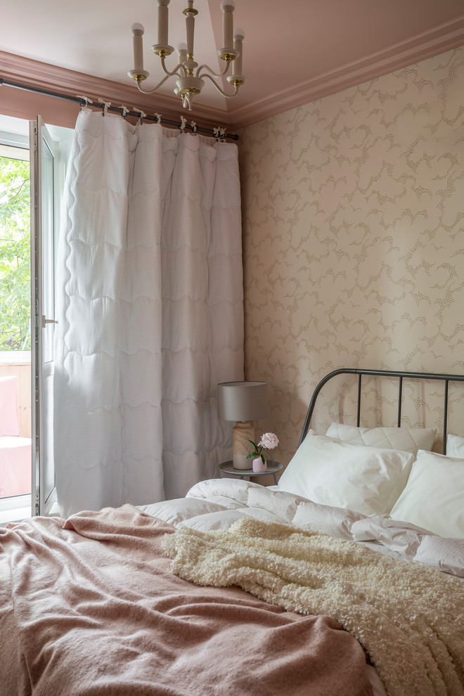 На фото: хозяйская спальня среднего размера в скандинавском стиле с розовыми стенами, светлым паркетным полом и бежевым полом без камина