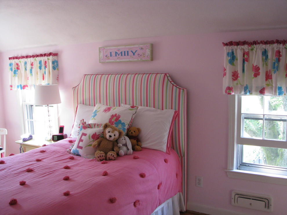 Esempio di una grande camera da letto chic con pareti rosa, parquet chiaro e nessun camino