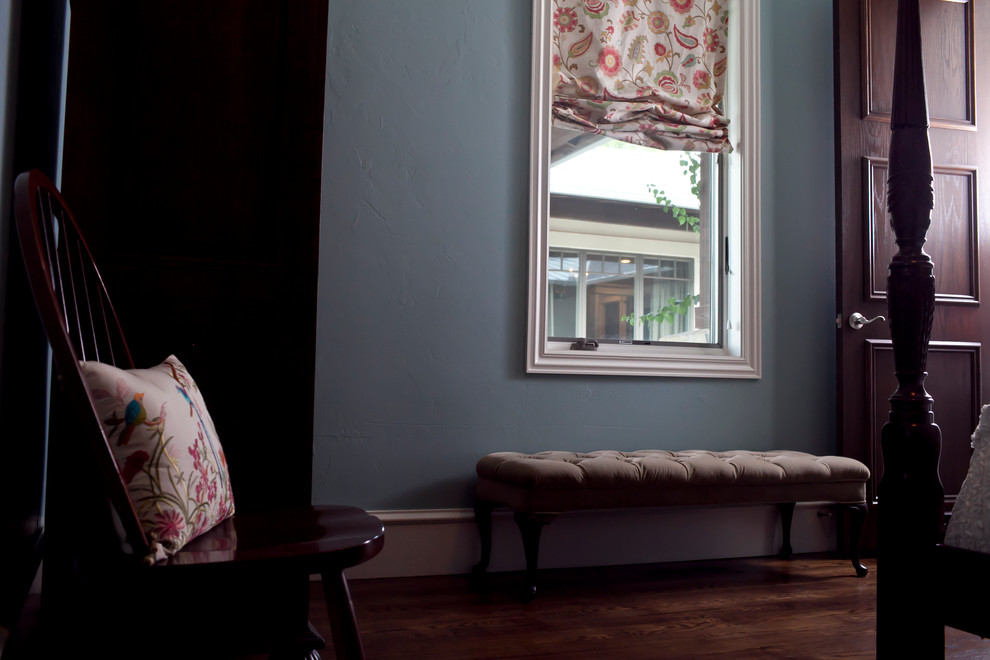 Diseño de habitación de invitados clásica grande con paredes azules y suelo de madera en tonos medios