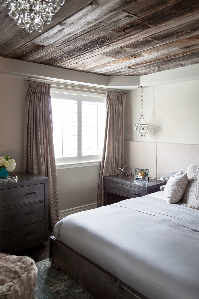 オタワにある広いシャビーシック調のおしゃれな主寝室 (ベージュの壁、濃色無垢フローリング、暖炉なし)