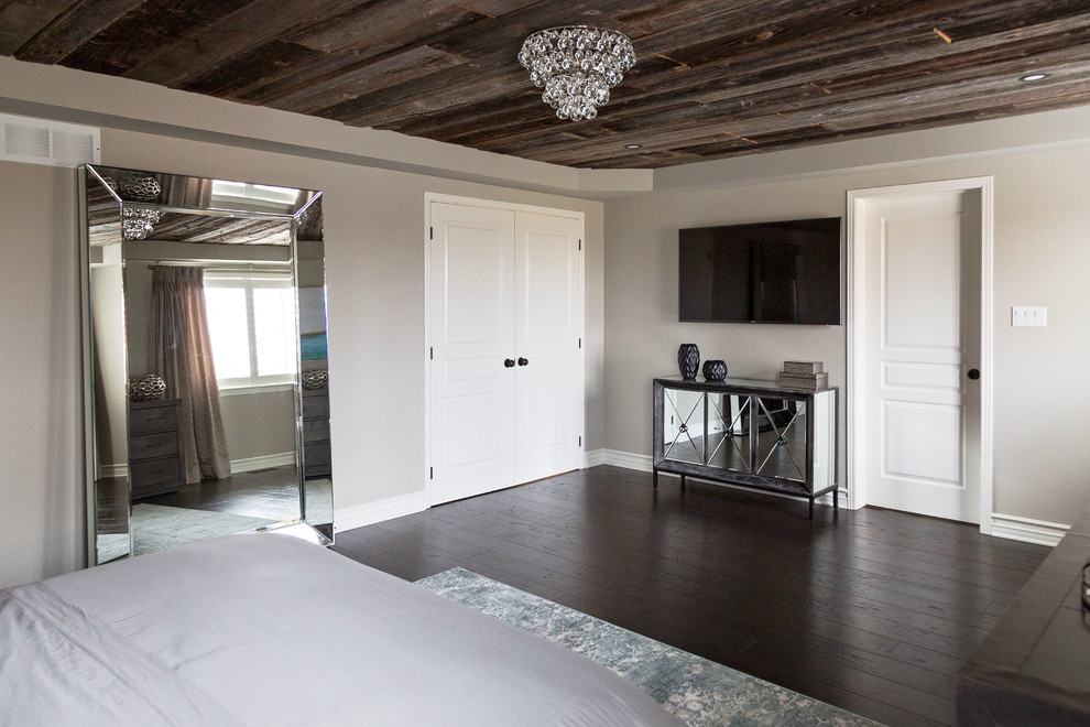 Ejemplo de dormitorio principal romántico grande sin chimenea con paredes beige y suelo de madera oscura