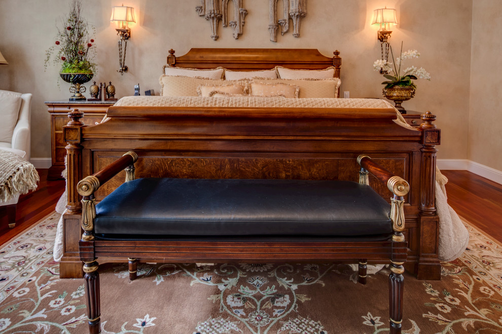 Klassisches Schlafzimmer mit beiger Wandfarbe und braunem Holzboden in Portland