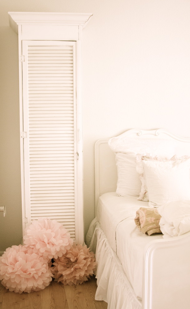 Shabby-Look Schlafzimmer mit weißer Wandfarbe und braunem Holzboden in Sonstige