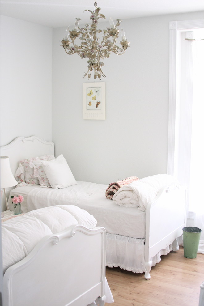 Идея дизайна: гостевая спальня (комната для гостей) в стиле шебби-шик с белыми стенами и светлым паркетным полом