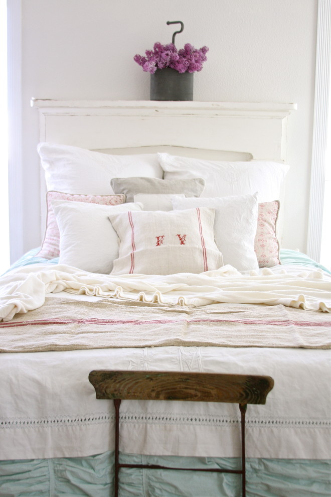 Foto di una camera da letto stile shabby con pareti bianche