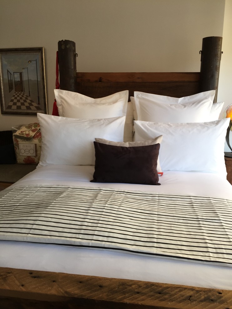 Foto de habitación de invitados moderna de tamaño medio con paredes beige