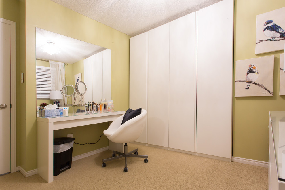 Modernes Schlafzimmer ohne Kamin mit gelber Wandfarbe und Teppichboden in Orange County