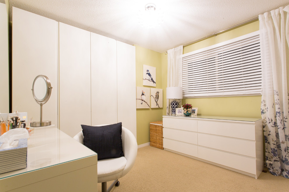 Imagen de dormitorio actual sin chimenea con paredes amarillas y moqueta