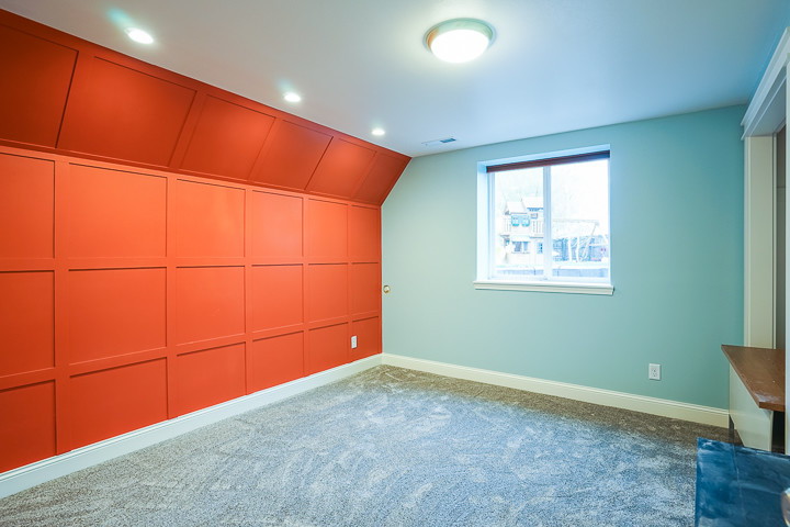Idée de décoration pour une chambre avec moquette craftsman avec un mur bleu.