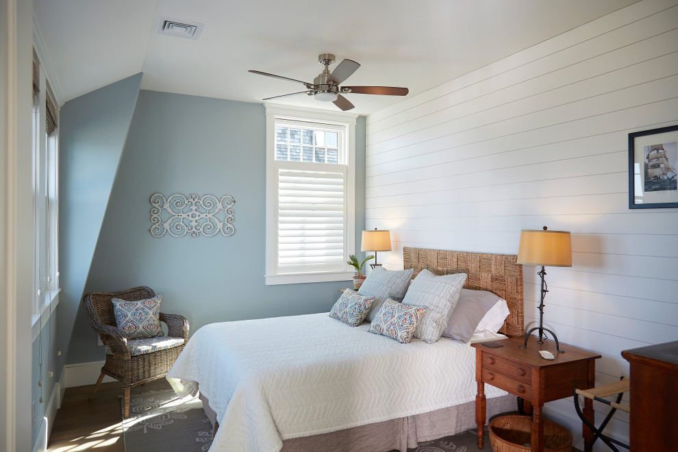На фото: гостевая спальня среднего размера, (комната для гостей) в морском стиле с синими стенами, паркетным полом среднего тона, серым полом и стенами из вагонки