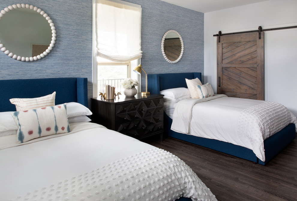 На фото: гостевая спальня среднего размера, (комната для гостей) в стиле неоклассика (современная классика) с разноцветными стенами, темным паркетным полом и серым полом без камина