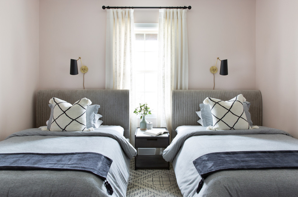 Свежая идея для дизайна: гостевая спальня среднего размера, (комната для гостей) в стиле неоклассика (современная классика) с розовыми стенами, ковровым покрытием и серым полом без камина - отличное фото интерьера