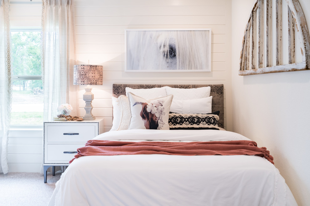 Imagen de habitación de invitados clásica renovada de tamaño medio con paredes blancas, moqueta y suelo beige