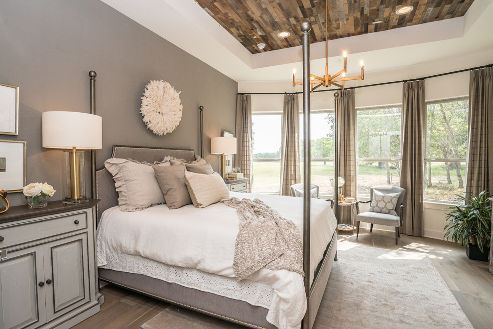 Imagen de dormitorio principal clásico renovado de tamaño medio con paredes blancas, moqueta y suelo beige