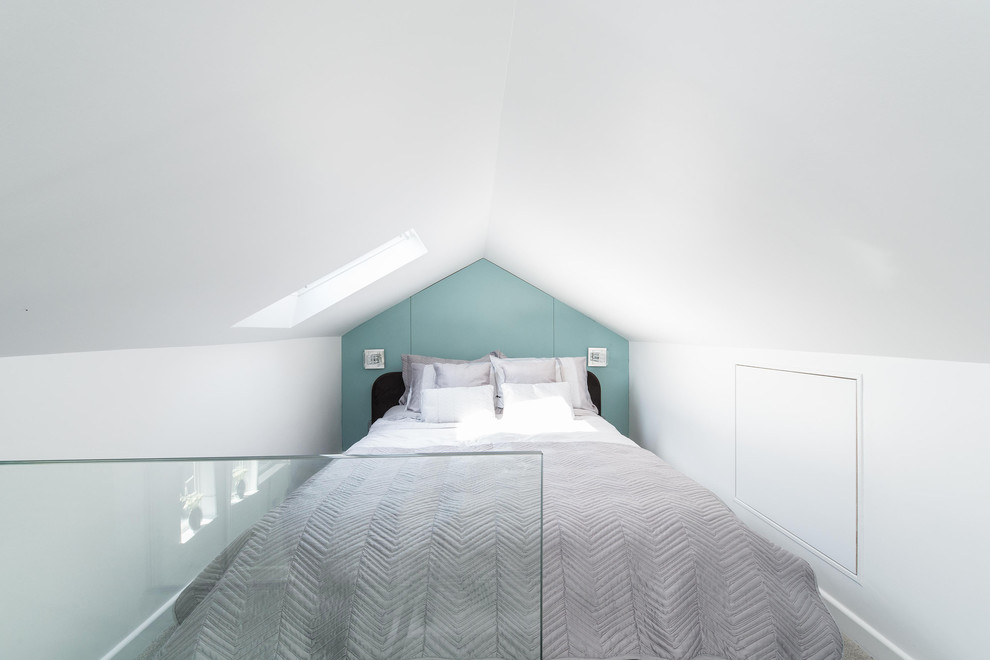 ロンドンにあるコンテンポラリースタイルのおしゃれなロフト寝室 (青い壁) のレイアウト