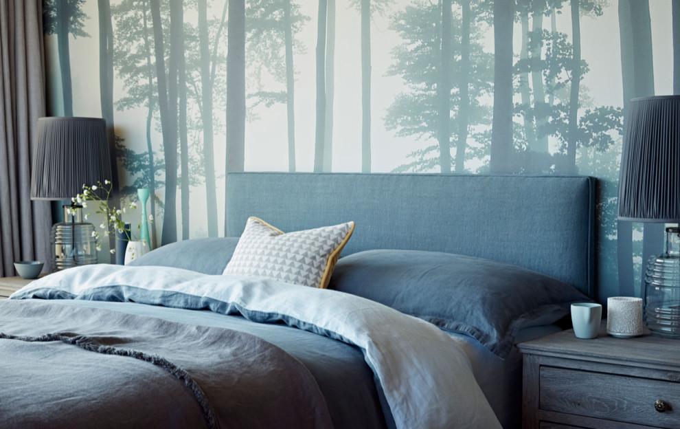 Ispirazione per una camera da letto contemporanea di medie dimensioni con pareti blu e parquet chiaro