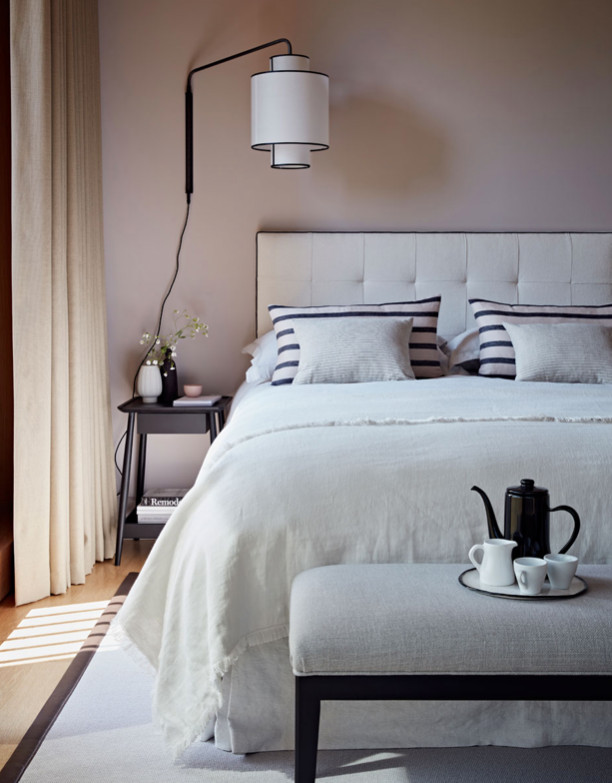 На фото: гостевая спальня среднего размера, (комната для гостей) в современном стиле с светлым паркетным полом и розовыми стенами