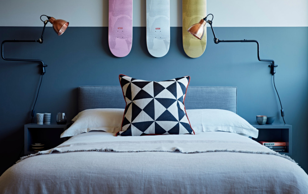 Immagine di una camera da letto minimal di medie dimensioni con pareti blu e parquet chiaro