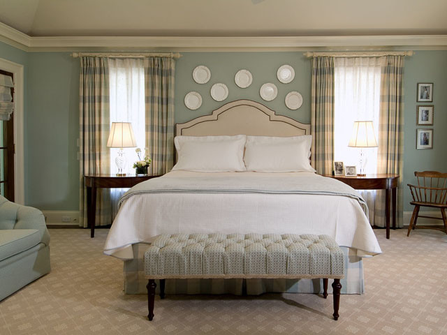 アトランタにある広いトラディショナルスタイルのおしゃれな主寝室 (暖炉なし、緑の壁、無垢フローリング、茶色い床)