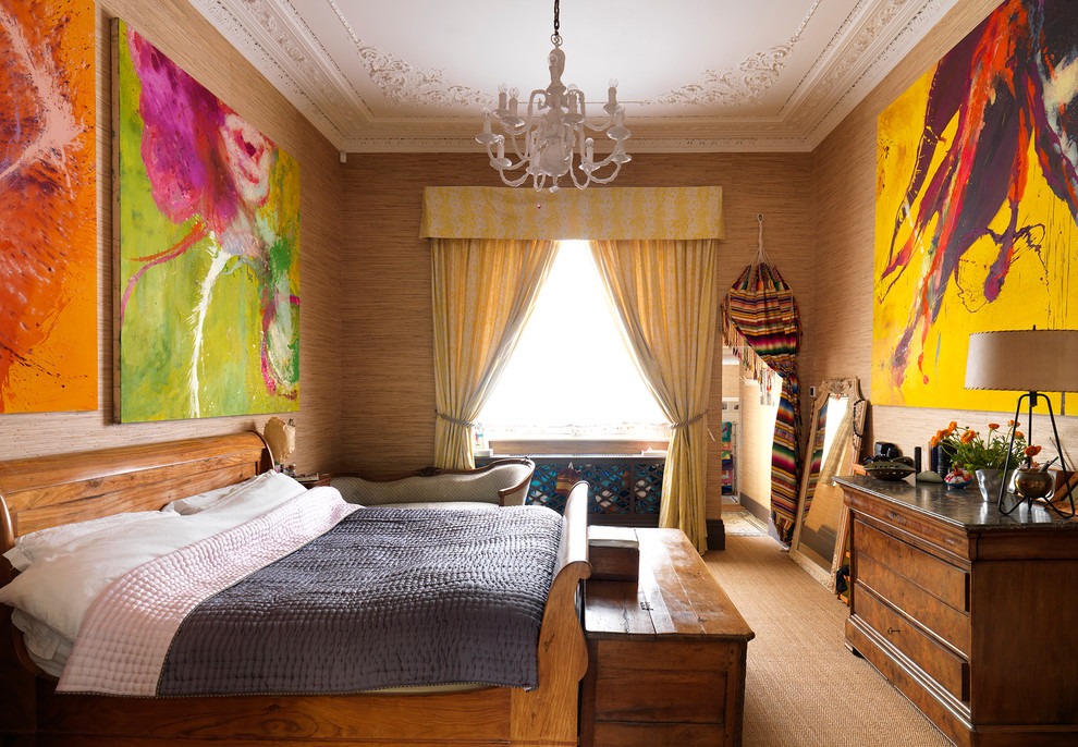 Cette photo montre une chambre avec moquette éclectique avec un mur marron.