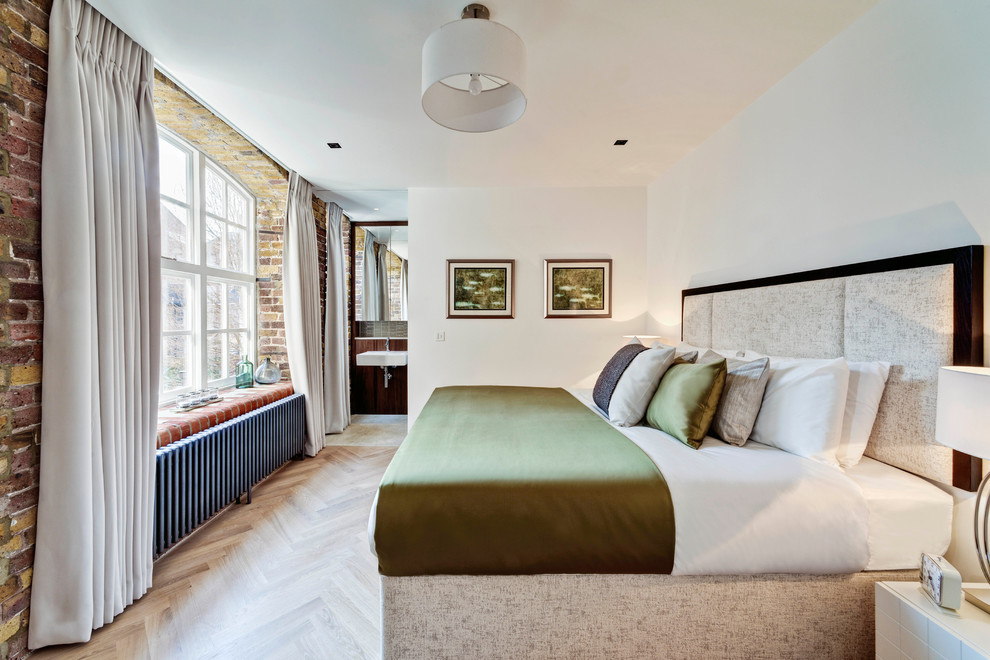 Idee per una camera da letto contemporanea con pareti bianche e parquet chiaro