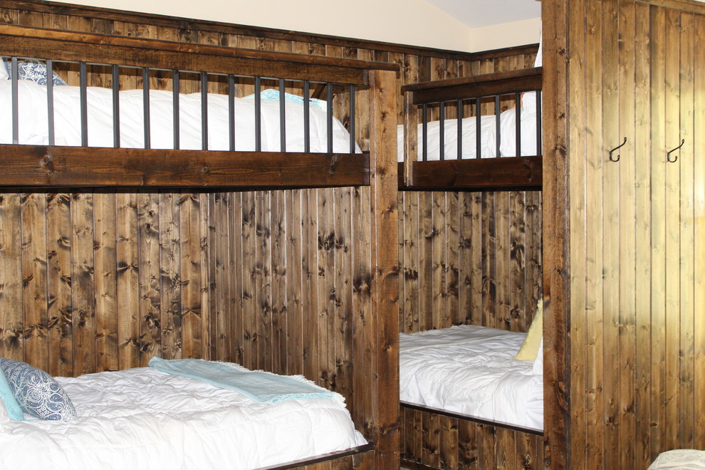 Источник вдохновения для домашнего уюта: большая гостевая спальня (комната для гостей) в стиле кантри с разноцветными стенами, ковровым покрытием и серым полом