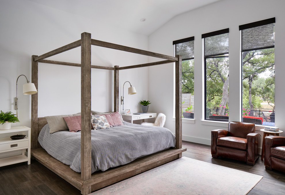 Klassisches Schlafzimmer mit weißer Wandfarbe, dunklem Holzboden und braunem Boden in Sonstige