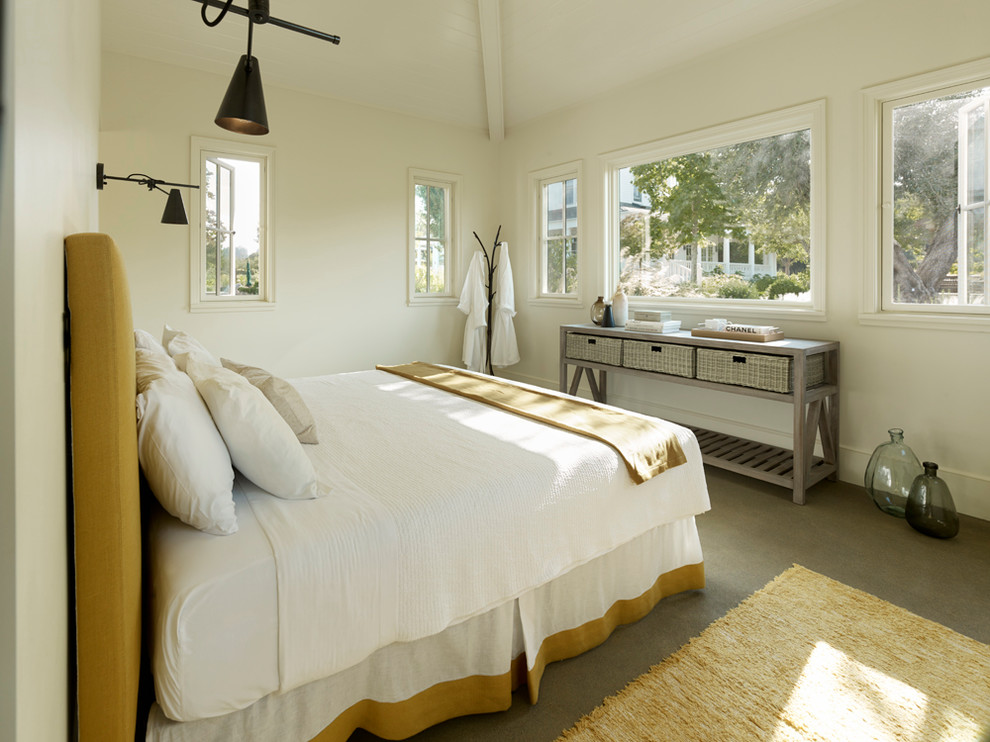 Источник вдохновения для домашнего уюта: спальня в стиле кантри с белыми стенами без камина