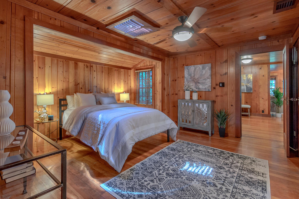 Foto de dormitorio rural con paredes marrones, suelo de madera en tonos medios y suelo marrón